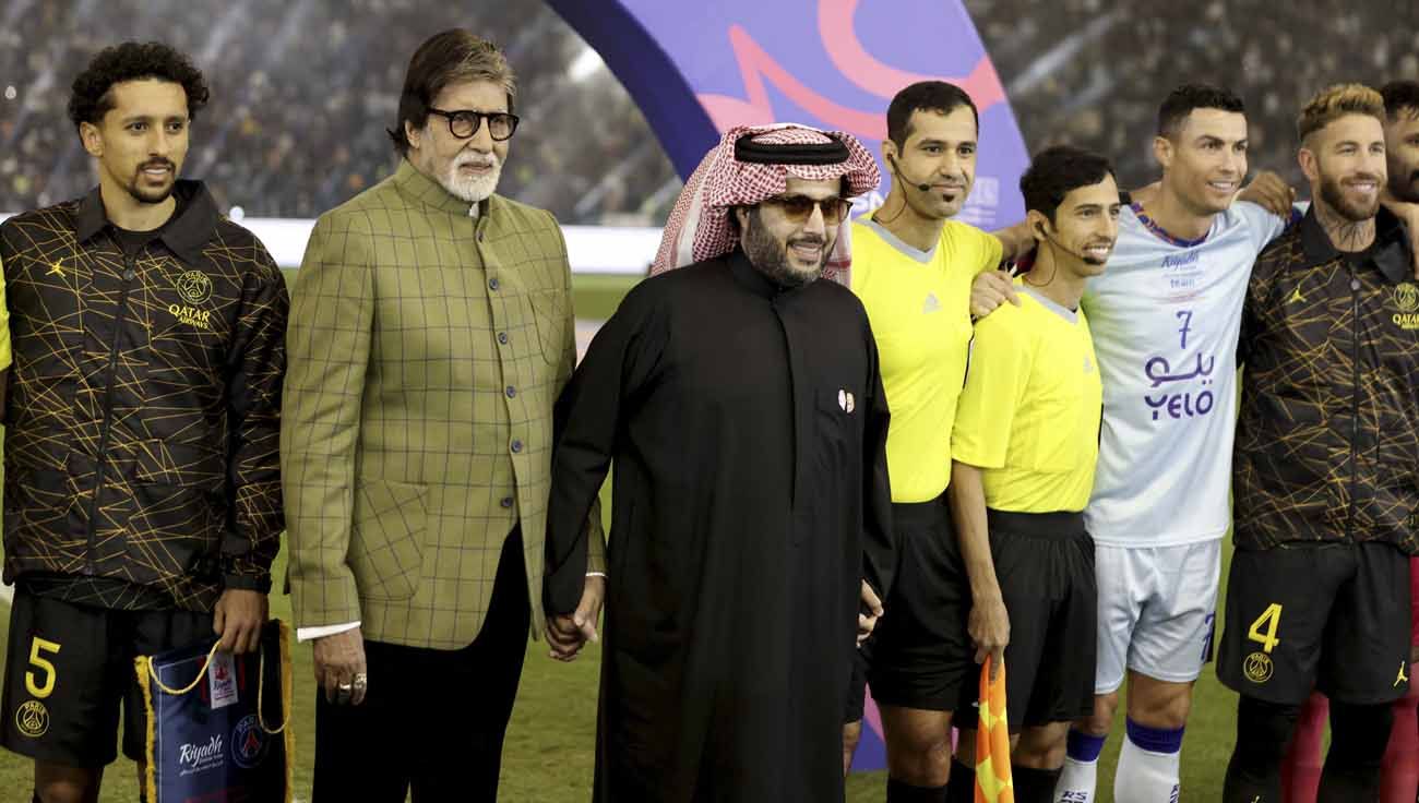 Amitabh Bachchan hadir di pertandingan Riyadh XI vs PSG di King Fahd International Stadium. Foto: REUTERS/Ahmed Yosri. Copyright: © REUTERS/Ahmed Yosri