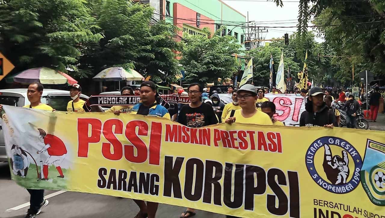 Elemen Suporter di Gresik lakukan aksi memprotes liga 2 tak lanjut. (Foto: MO Gresik United) Copyright: © MO Gresik United