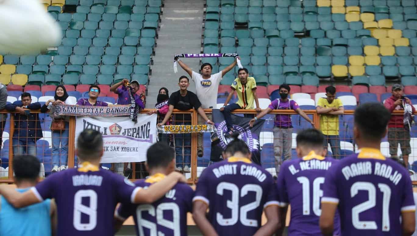 Pemain Persik saat disambut Persik Mania. (Foto: MO Persik Kediri) Copyright: © MO Persik Kediri