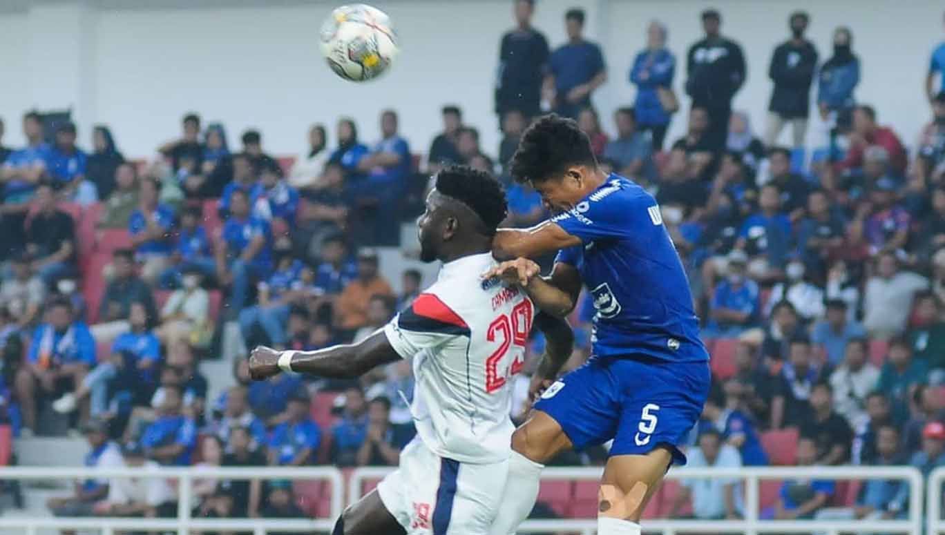 Duel bola Abel Camara pertandingan antara PSIS Semarang vs Arema FC di BRI Liga 1. (Foto: MO Arema FC) Copyright: © MO Arema FC