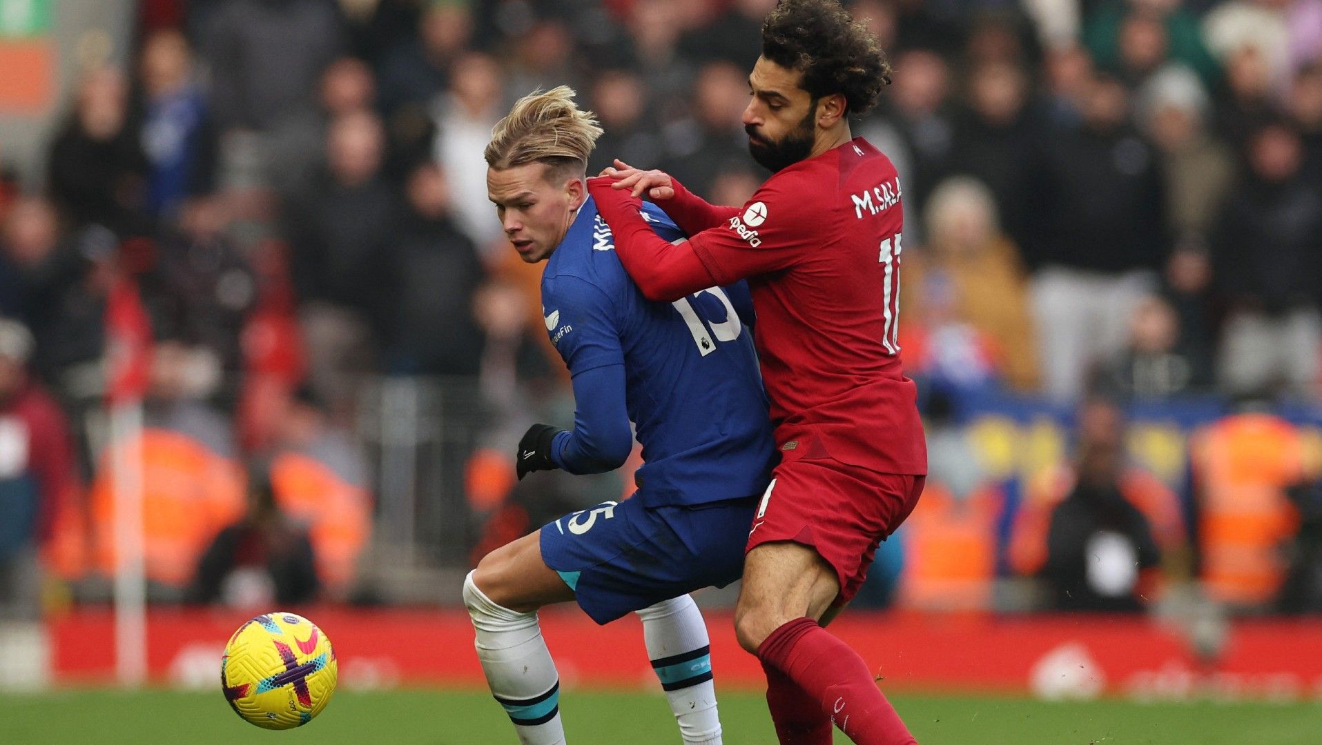 Duel Mykhailo Mudryk dan Mohamed Salah di laga Liverpool vs Chelsea. REUTERS/Phil Noble Copyright: © REUTERS/Phil Noble