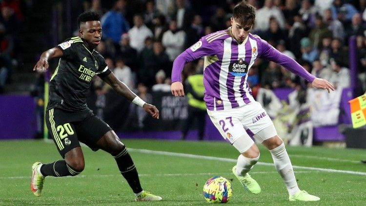 Ivan Fresneda (kanan) berduel dengan Vinicius Junior di laga Valladolid vs Real Madrid (31/12/22). Foto: REUTERS/Violeta Santos Moura. Copyright: © REUTERS/Violeta Santos Moura