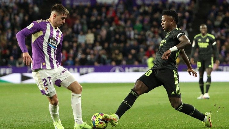 Ivan Fresneda (kiri) berduel dengan Vinicius Junior di laga Valladolid vs Real Madrid (31/12/22). (Foto: REUTERS/Violeta Santos Moura) Copyright: © REUTERS/Violeta Santos Moura