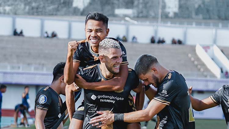 Selebrasi gol Karim Rossi di laga Dewa United vs Persita Tangerang dalam lanjutan Liga 1. Copyright: © Dewa United.