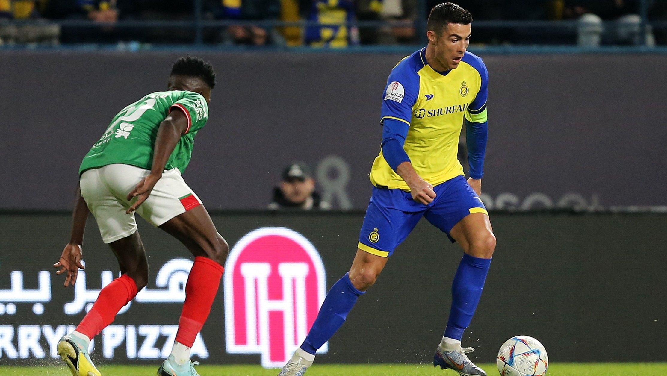 Cristiano Ronaldo melakukan dua aksi super konyol yakni membanting lawan dan memegang alat kelamin di laga Al Hilal vs Al Nassr pada ajang Liga Arab Saudi. REUTERS/Ahmed Yosri Copyright: © REUTERS/Ahmed Yosri