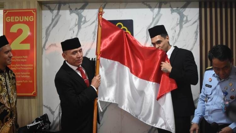 Shayne Pattynama saat resmi jadi warga negara Indonesia. Copyright: © Herry Ibrahim/INDOSPORT