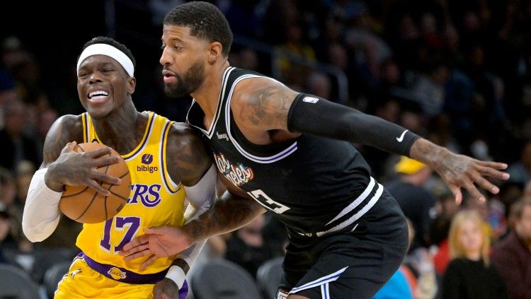 Dennis Schroder (kiri) berduel dengan Paul George (kanan) di lanjutan NBA 2022-2023 Los Angeles Lakers vs Los Angeles Clippers (Reuters/Jayne Kamin-Oncea-USA TODAY Sports) Copyright: © Reuters/Jayne Kamin-Oncea-USA TODAY Sports