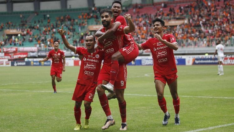 Para pemain Macan Kemayoran merayakan gol Yusuf Helal di laga Liga 1 Persija vs PSM Makassar. Copyright: © Herry Ibrahim/INDOSPORT