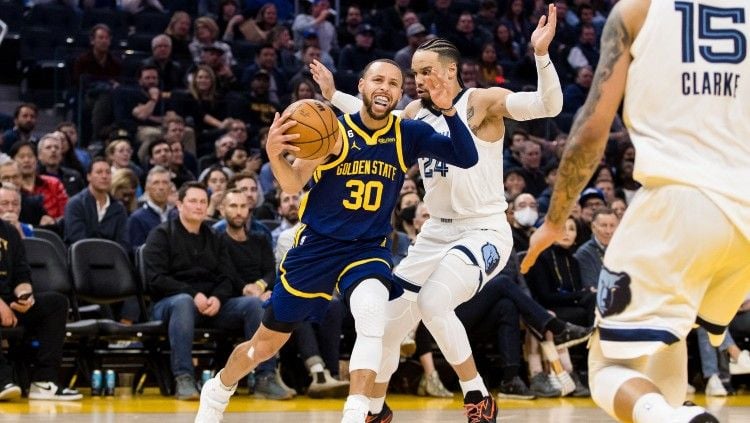 Stephen Curry (kiri) dihadang Dillon Brooks di lanjutan NBA 2022-2023 Golden State Warriors vs Memphis Grizzlies (26/01/23). (Foto: Reuters/John Hefti-USA TODAY Sports) Copyright: © Reuters/John Hefti-USA TODAY Sports