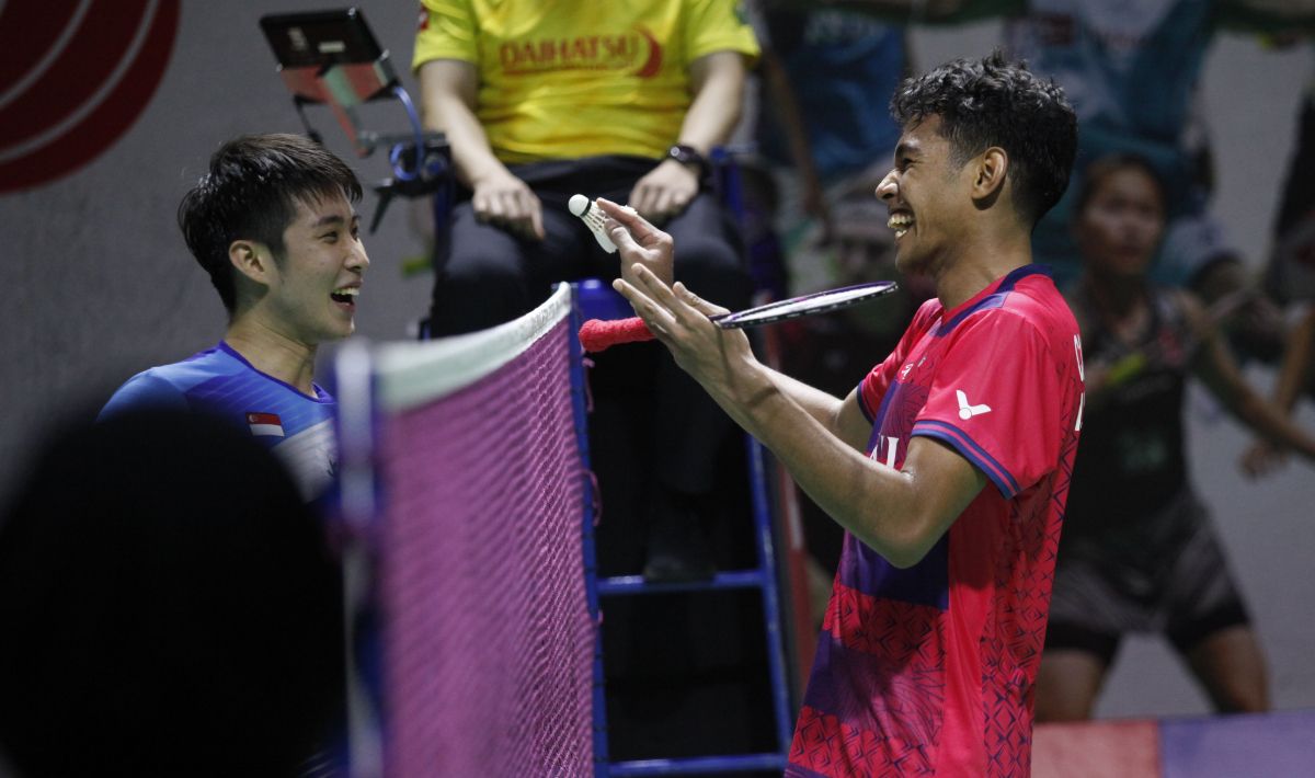 Tatapan mesra Chico Aura Dwi Wardoyo kepada Loh Kean Yew mampu membuat netizen meleleh usai menang di babak kedua Indonesia Masters 2023. Copyright: © Herry Ibrahim/INDOSPORT