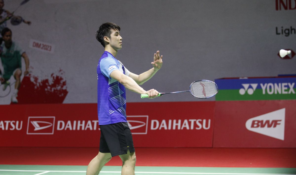 Aksi kocak Loh Kean Yew, bintang bulutangkis Singapura, yang nekat pamer aurat di jalan gara-gara tak tahan kepanasan di Jakarta ikut Indonesia Open 2023. Copyright: © Herry Ibrahim/INDOSPORT