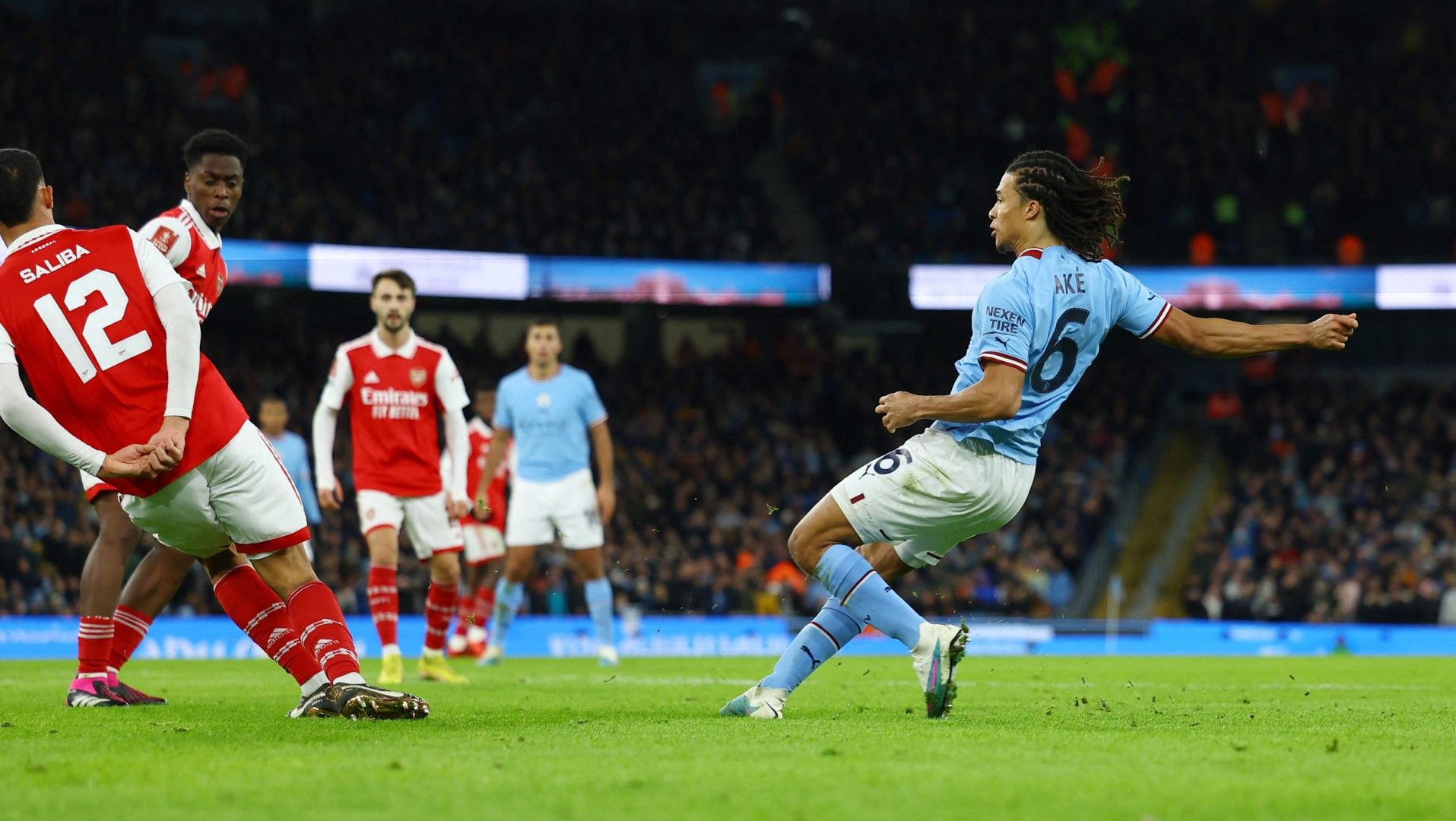 Momen Nathan Ake saat mencetak gol di laga Man City vs Arsenal di Piala FA 2022-2023. REUTERS/Molly Darlington Copyright: © REUTERS/Molly Darlington