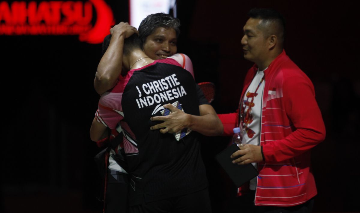 Tunggal putra Indonesia, Jonatan Christie, dipeluk oleh Coach Irwansyah. Copyright: © Herry Ibrahim/INDOSPORT