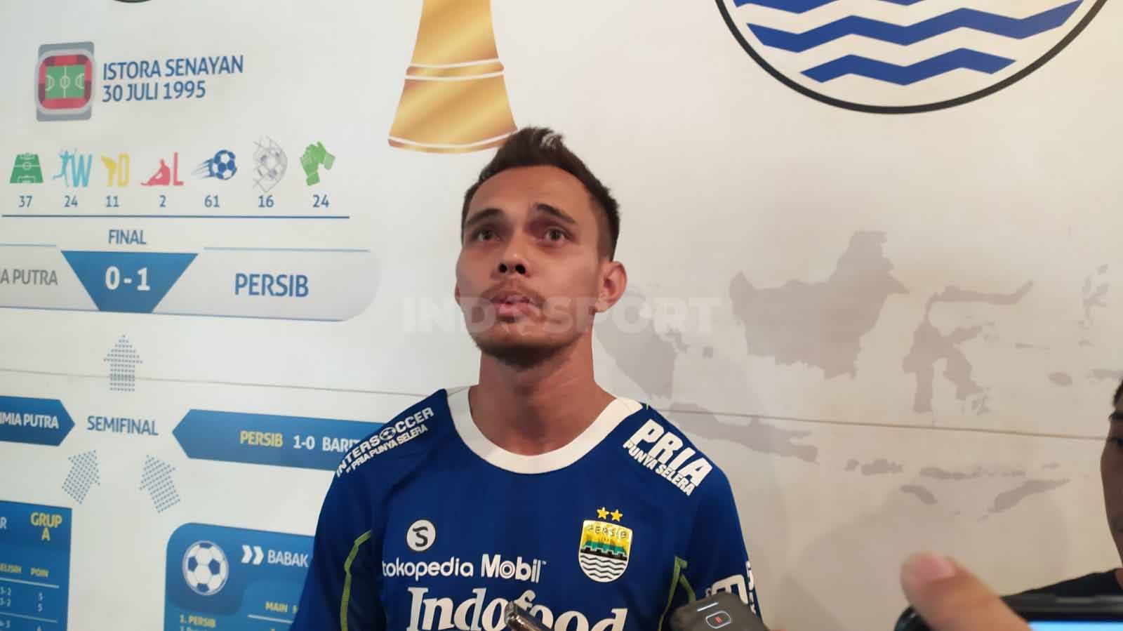 Pemain anyar Persib Bandung, Rezaldi Hehanusa menggunakan nomor punggung 56. Copyright: © Arif Rahman/INDOSPORT