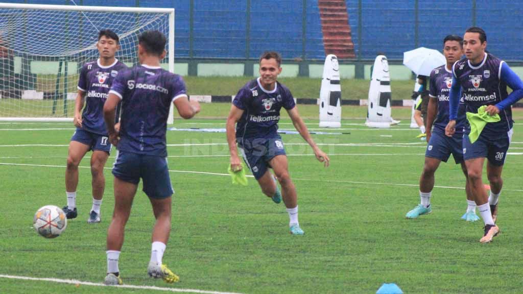 Rezaldi Hehanusa latihan perdana bersama Persib Bandung di Stadion Siliwangi, Kota Bandung, Sabtu (28/01/23). Copyright: © Arif Rahman/INDOSPORT