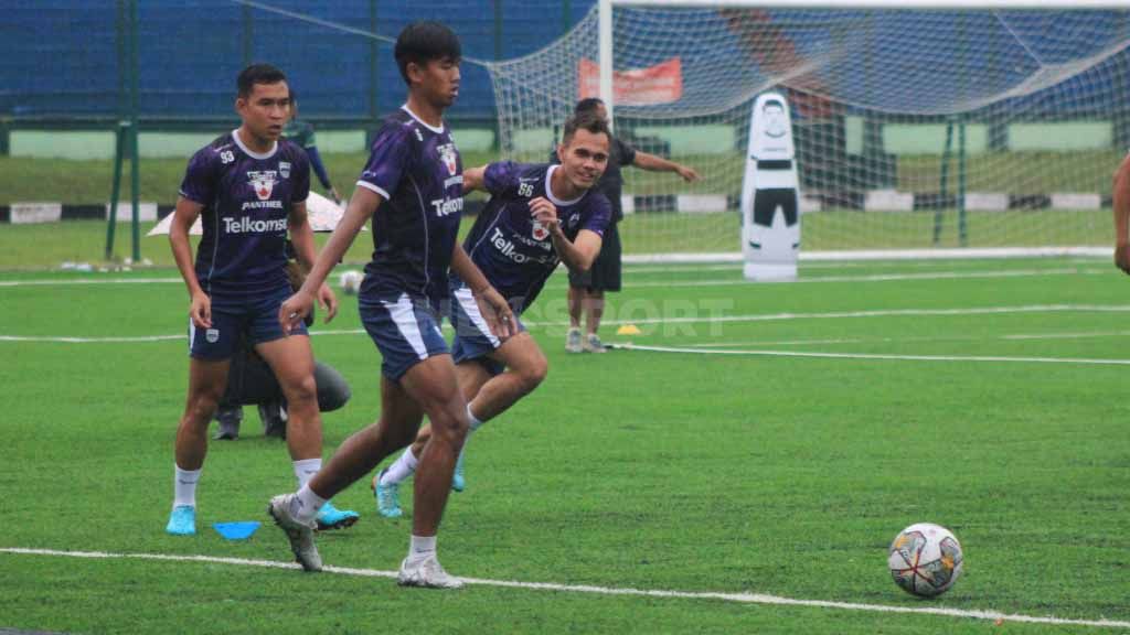 Rezaldi Hehanusa latihan perdana bersama Persib Bandung di Stadion Siliwangi, Kota Bandung, Sabtu (28/01/23). Copyright: © Arif Rahman/INDOSPORT