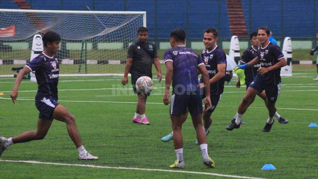 Rezaldi Hehanusa latihan perdana bersama Persib Bandung di Stadion Siliwangi, Kota Bandung, Sabtu (28/01/23). Copyright: © Arif Rahman/INDOSPORT