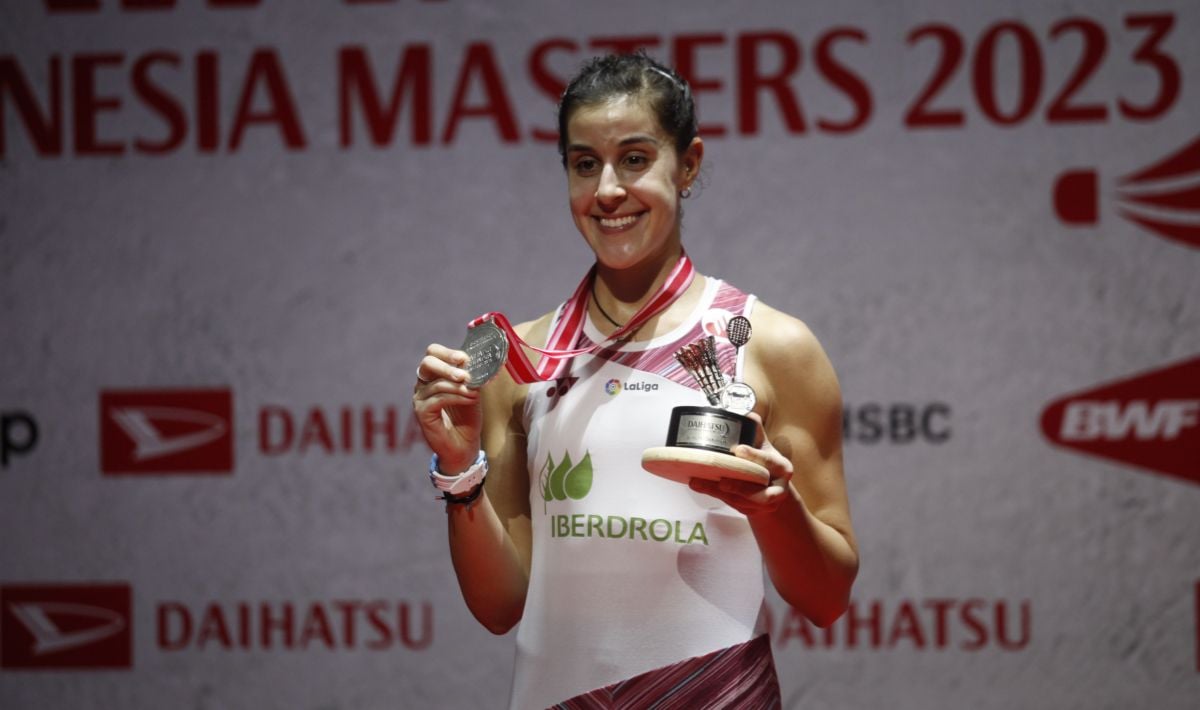 Pebulutangkis Spanyol, Carolina Marin saat naik podium Indonesia Masters 2023. Copyright: © Herry Ibrahim/INDOSPORT