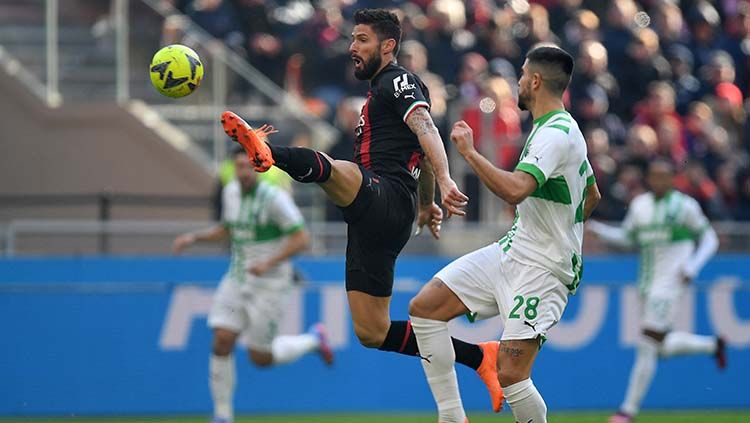 Aksi Olivier Giroud di laga Liga Italia, AC Milan vs Sassuolo. Copyright: © REUTERS/Daniele Mascolo