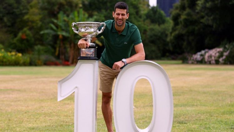 Petenis Serbia Novak Djokovic meneguhkan dirinya sebagai ‘alien’ karena bisa menyabet juara Grand Slam Australian Open 2023 saat otot hamstringnya sobek. Copyright: © REUTERS/Carl Recine