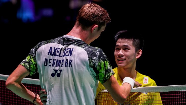 Pemain Thailand, Kunlavut Vitidsarn, saat berhadapan dengan Viktor Axelsen. Copyright: © BWF