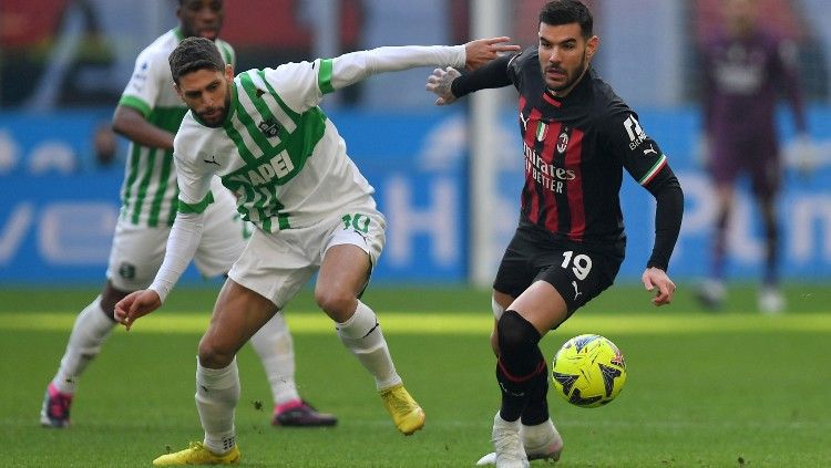 Domenico Berardi (kiri) berduel dengan Theo Hernandez di laga Liga Italia AC Milan vs Sassuolo (29/01/23). (Foto: REUTERS/Daniele Mascolo) Copyright: © REUTERS/Daniele Mascolo