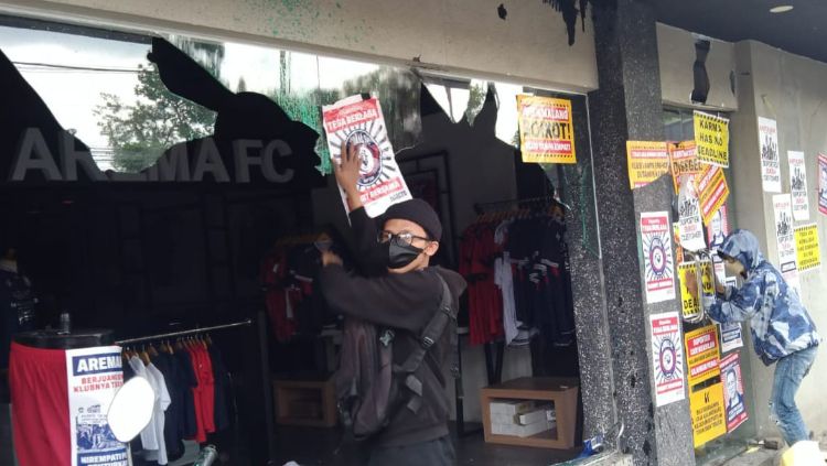 Perusakan kantor Arema FC oleh oknum suporter. Copyright: © Ian Setiawan/INDOSPORT