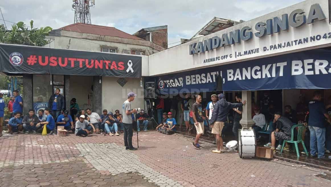 Aremania datangi kantor pasca perusakan minggu kemarin. Copyright: © Ian Setiawan/INDOSPORT