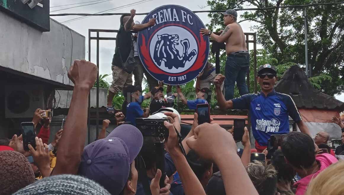 Aremania mendirikan Logo Arema FC. Copyright: © Ian Setiawan/INDOSPORT