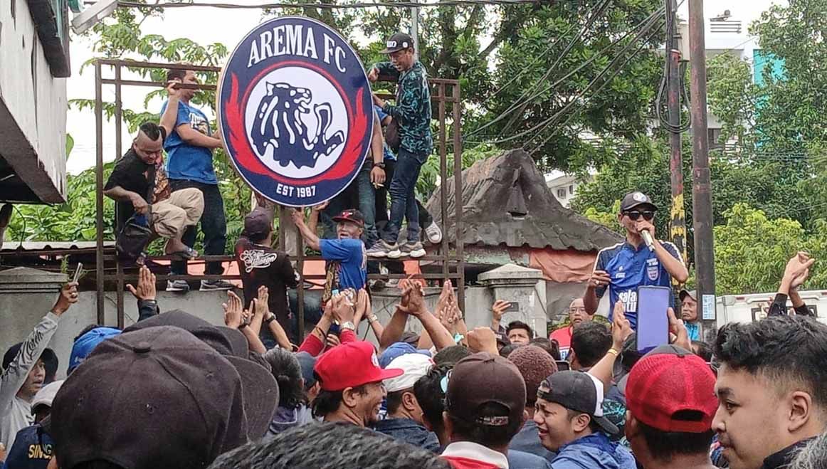 Suporter Persebaya Subraya, Andi Peci, melayangkan sindiran kepada Aremania takti demo ricuh di depan markas Arema FC di Malang, Jawa Timur. Copyright: © Ian Setiawan/INDOSPORT