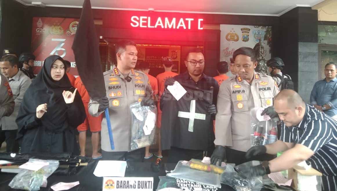 Pihak kepolisian langsung menindaklanjuti secara cepat atas aksi pengrusakan terhadap kantor dan store Arema FC pada Minggu (29/01/23) lalu. Copyright: © Ian Setiawan/INDOSPORT
