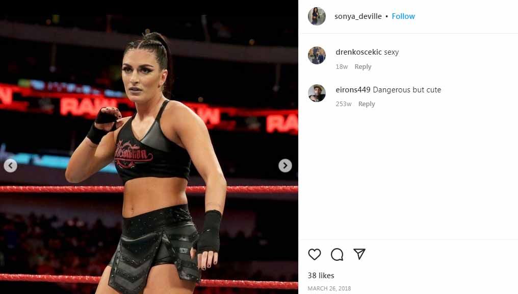Pegulat WWE (World Wresting Entertainment), Daria Rae Bereneto atau Sonya Deville, alami cedera parah di wajah, hingga kecantikannya nyaris tinggal kenangan. Copyright: © Instagram@sonya_deville