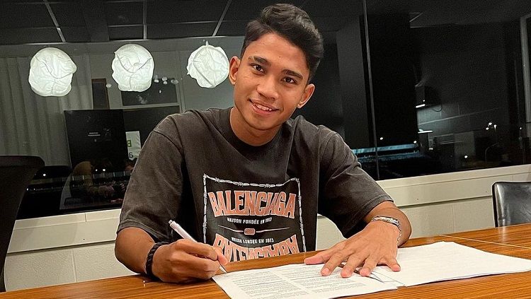 Wonderkid Timnas Indonesia, Marselino Ferdinan, akan jadi rekan setim striker Timnas Singapura, Ilhan Fandi, setelah resmi bergabung klub Belgia, KMSK Deinze. Copyright: © Instagram KMSK Deinze