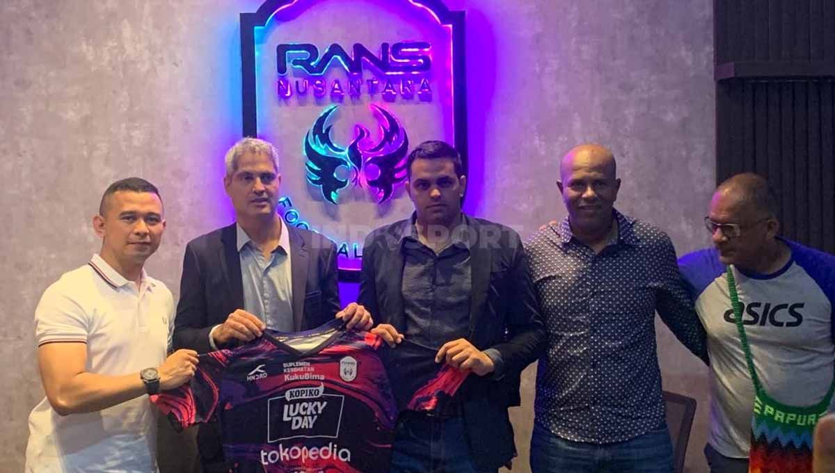 Pelatih baru RANS Nusantara, Rodrigo Santana. Copyright: © Zainal Hasan/INDOSPORT