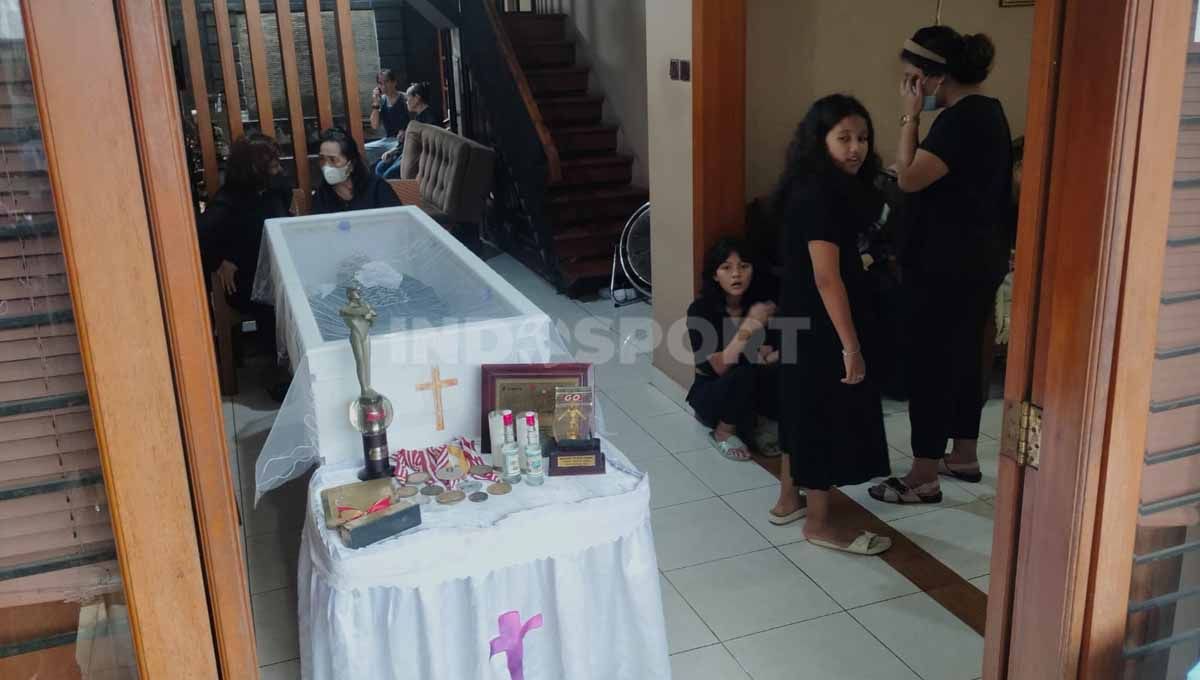 Suasana rumah duka mendiang Benny Dollo, mantan pemain Timnas Indonesia di bilangan Pamulang, Tangerang Selatan, Kamis (02/02/23). Copyright: © Ammara Marthiara/INDOSPORT