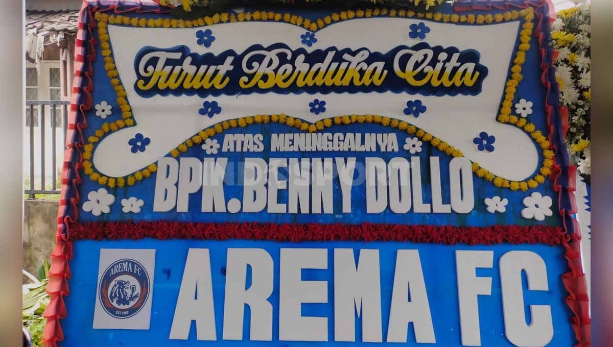 Karangan bunga dari Arema FC di kediaman mendingan Benny Dollo, mantan pelatih timnas Indonesia, Kamis (02/02/23). Copyright: © Ammara Marthiara/INDOSPORT