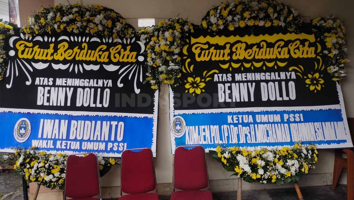 Karangan bunga dari Ketum dan Waketum PSSI di kediaman mendiang Benny Dollo, mantan pelatih timnas Indonesia, Kamis (02/02/23). Copyright: © Ammara Marthiara/INDOSPORT