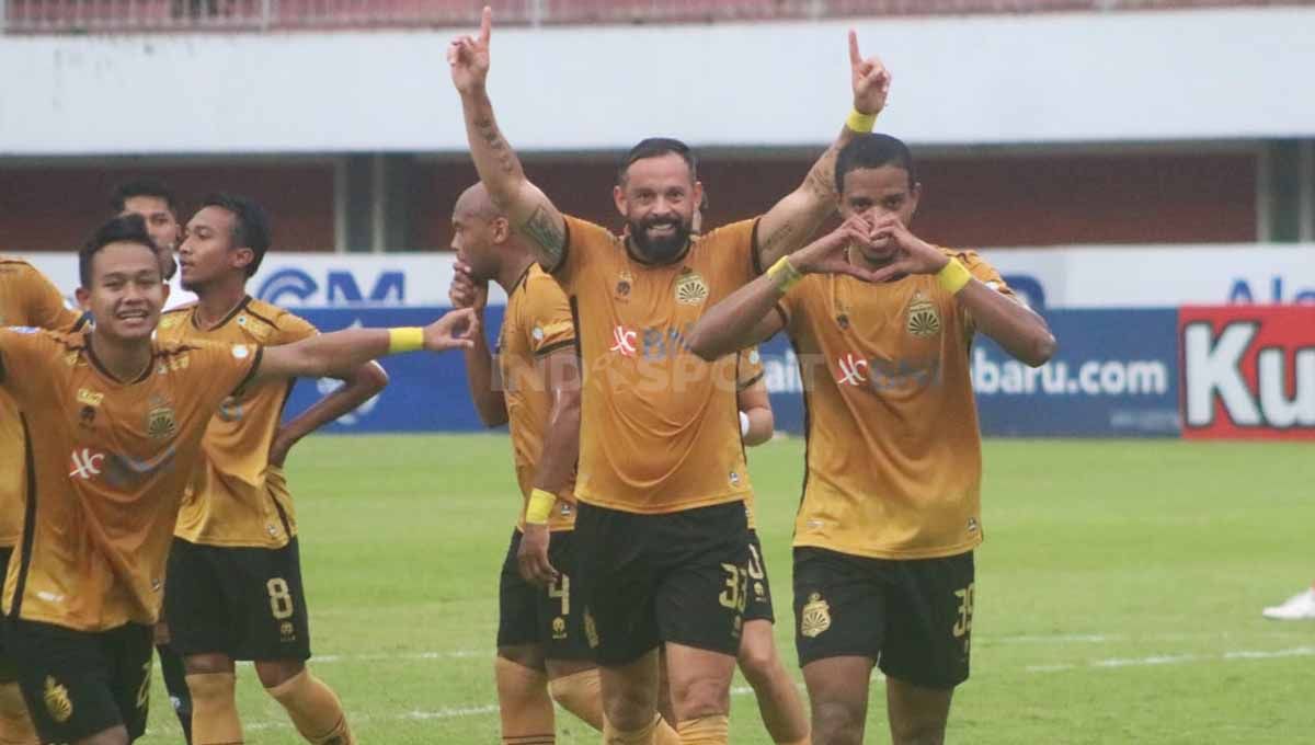 Selebrasi Alex Martins Ferreira saat mencetak gol pertama untuk Bhayangkara FC di Liga 1. Copyright: © Nofik Lukman Hakim/INDOSPORT