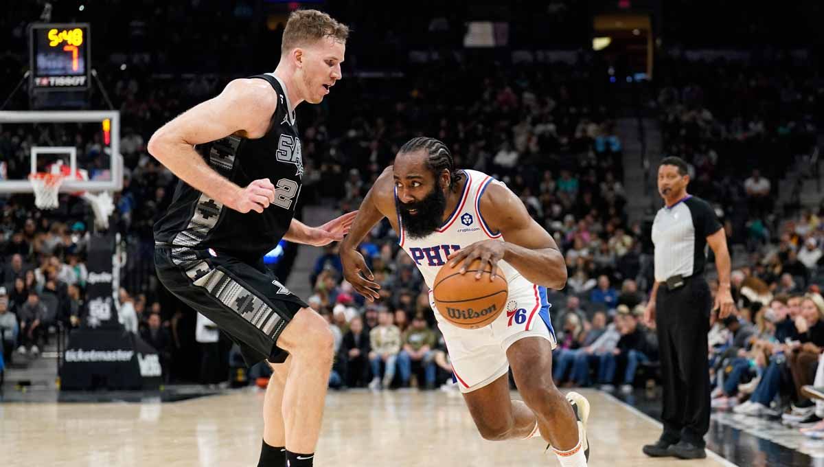 Pertandingan NBA antara San Antonio Spurs vs Philadelphia 76ers. Foto: REUTERS/Scott Wachter. Copyright: © REUTERS/Scott Wachter