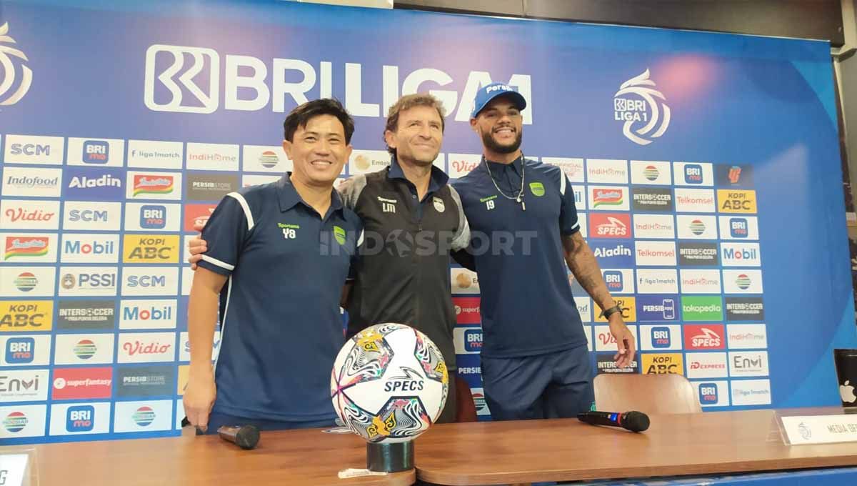 Pelatih Persib, Luis Milla (tengah) bersama pemainnya David da Silva (kanan). Copyright: © Arif Rahman/INDOSPORT