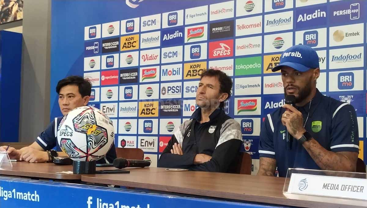 Striker Persib, David da Silva (kanan) bersama pelatih Luis Milla (tengah), saat konferensi pers menjelang pertandingan menghadapi PSS Sleman, Sabtu (04/02/23). Copyright: © Arif Rahman/INDOSPORT