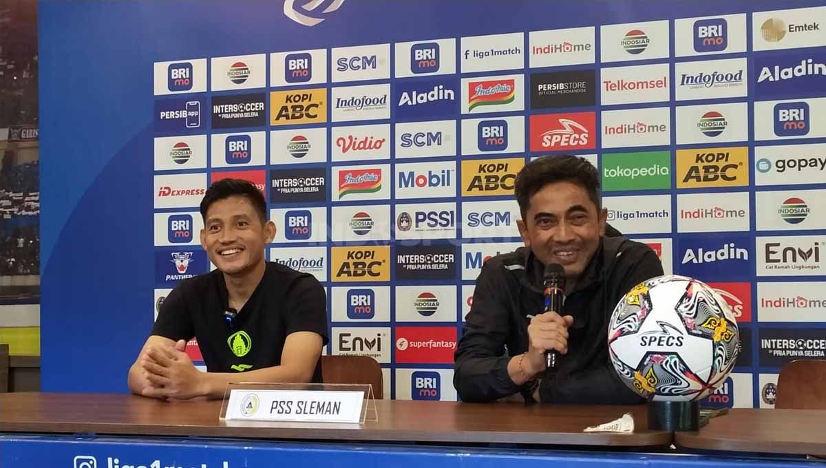 Pelatih PSS Sleman, Seto Nurdiantoro (kanan) bersama pemainnya Derry Rachman, saat konferensi pers menjelang pertandingan menghadapi Persib, Sabtu (04/02/23). Copyright: © Arif Rahman/INDOSPORT