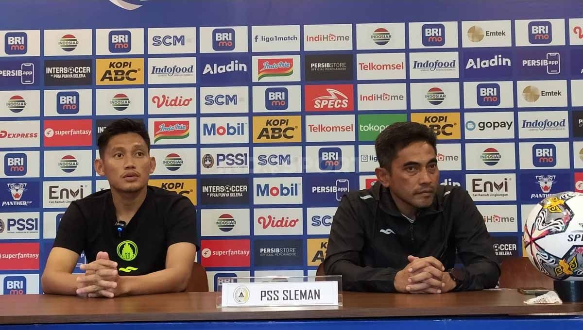 Pelatih PSS Sleman, Seto Nurdiantoro (kanan) bersama pemainnya Derry Rachman, saat konferensi pers menjelang pertandingan menghadapi Persib, Sabtu (04/02/23). Copyright: © Arif Rahman/INDOSPORT