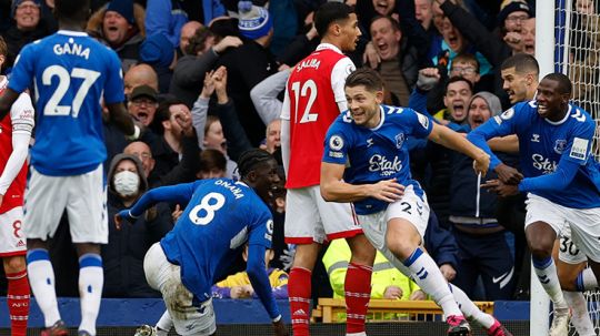 Selebrasi pemain Everton usai berhasil cetak gol ke gawang Arsenal di Liga Inggris. Copyright: © Reuters/Jason Cairnduff