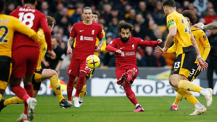 Penyerang Liverpool, Mohamed Salah saat melepaskan tendang ke gawang Wolves di Liga Inggris. Copyright: © Reuters/Ed Sykes