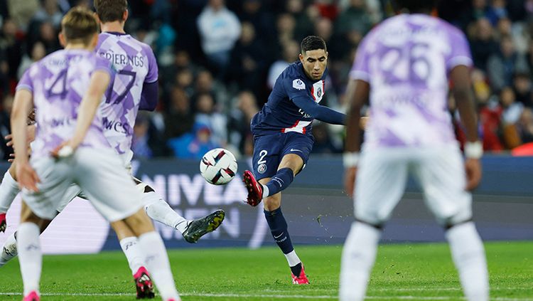 Pemain PSG, Achraf Hakimi saat melepaskan tendangan ke gawang Toulouse di Liga Prancis. Copyright: © REUTERS/Gonzalo Fuentes