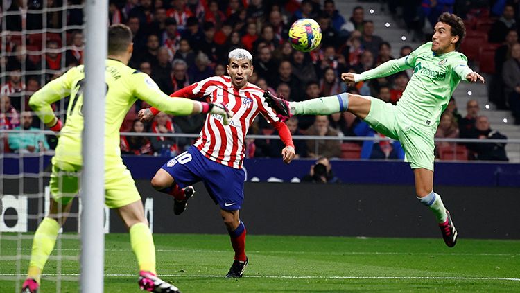 Pemain Getafe saat menyambut umpan dari rekan setimnya melawan Atletico Madrid di Liga Spanyol. Copyright: © REUTERS/Juan Medina