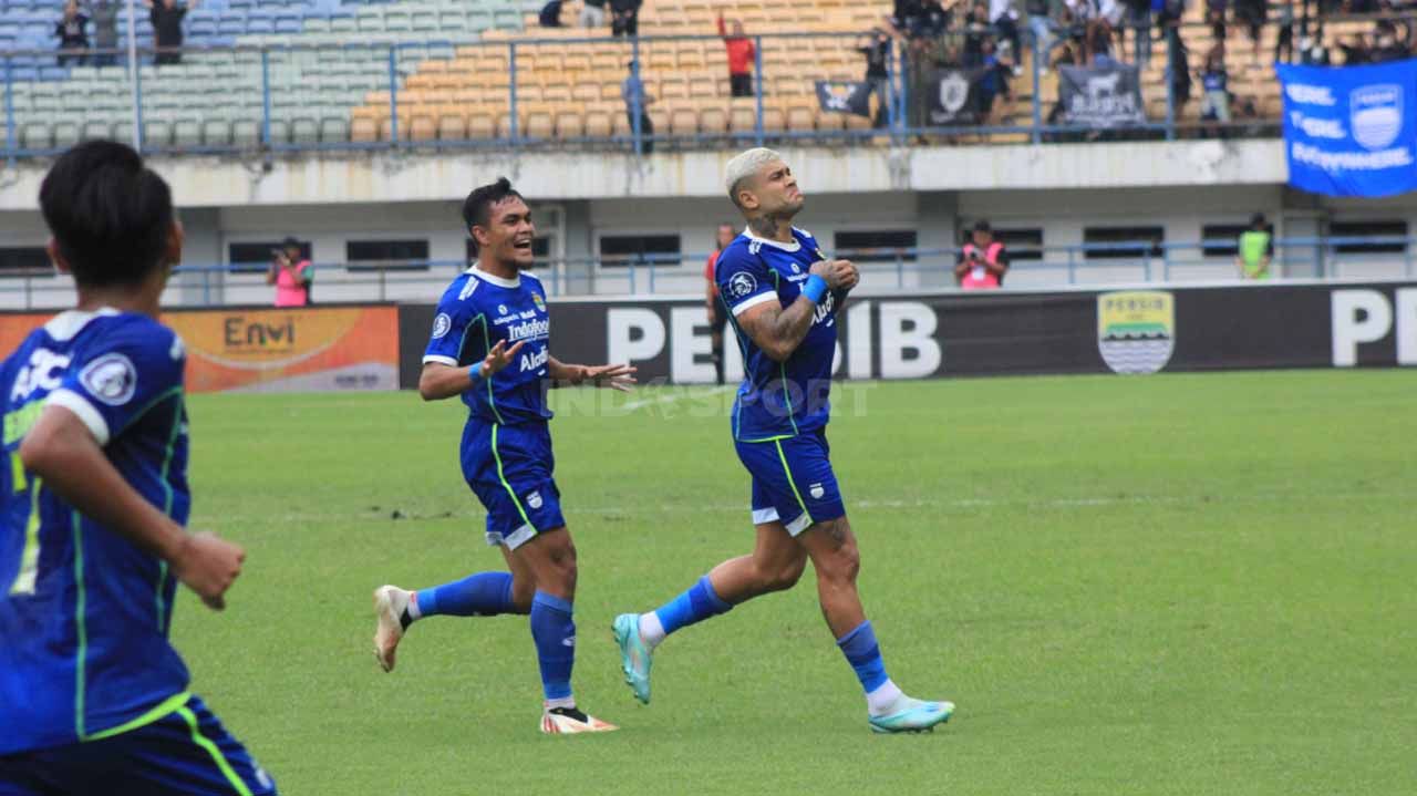 Selebrasi pemain Persib Ciro Alves usai cetak gol ke gawang PSS Sleman. Copyright: © Arif Rahman/INDOSPORT