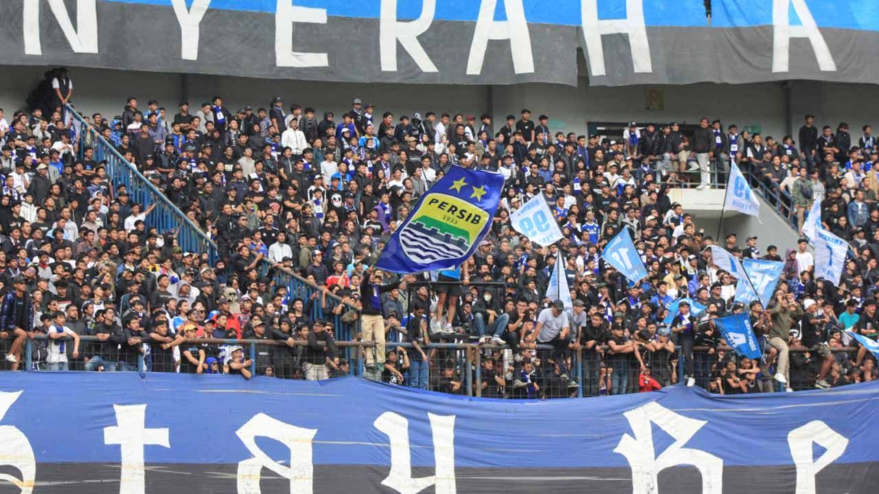 Persib Bandung menegaskan mendukung regulasi yang akan diterapkan pada kompetisi Liga 1 2023-2024, di antaranya mengenai pembatasan jumlah penonton. Copyright: © Arif Rahman/INDOSPORT