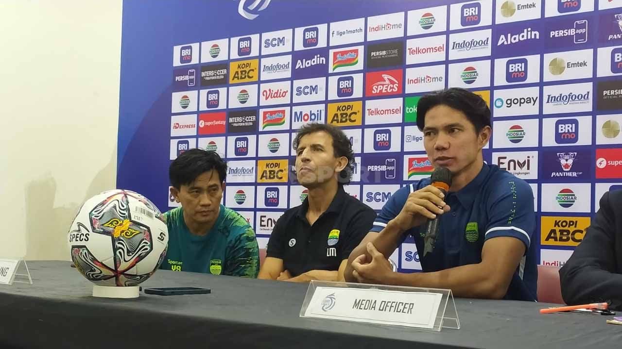 Pelatih Persib, Luis Milla (tengah) usai pertandingan menghadapi PSS Sleman di Liga 1 didampingi Achmad Jufriyanto (kanan). Copyright: © Arif Rahman/INDOSPORT